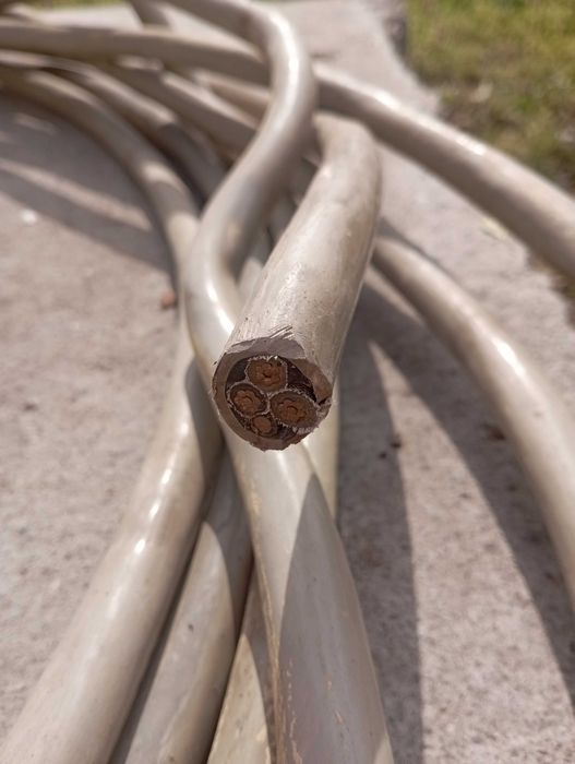 Продавам бял кабел