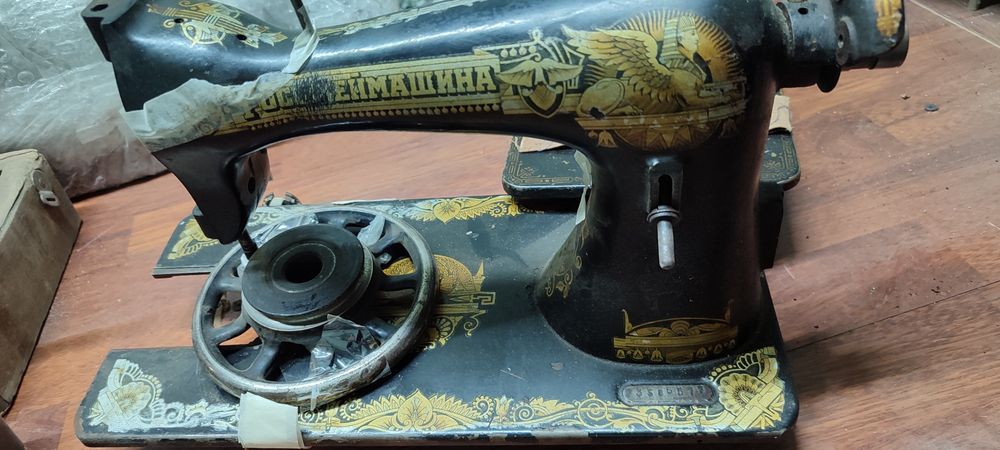 Две швейные машинки