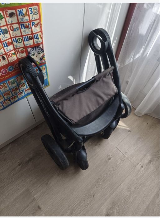 Срочно отдам даром коляску Chicco Urban