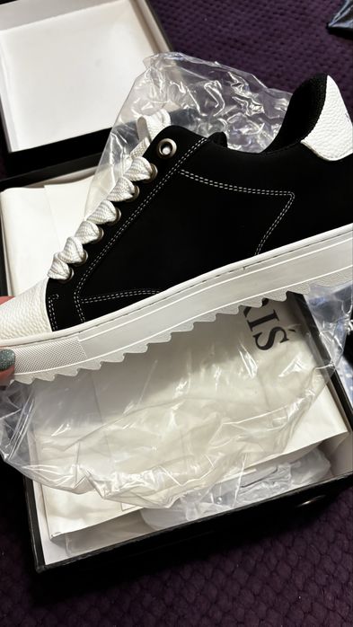 Продам новые кроссовки