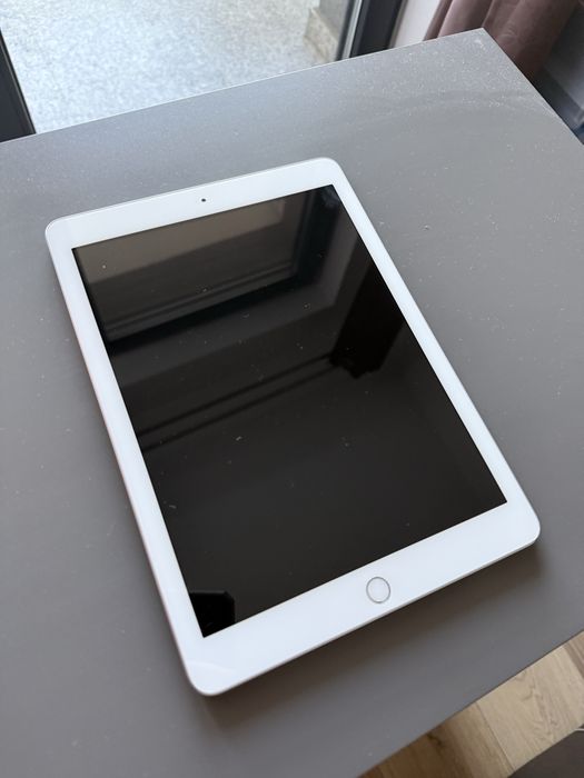 Apple iPad Pro 12.9 (2015) si iPad 9.7 (2018)