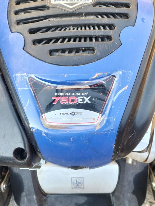 Mașina de tuns iarba Briggs Stratton