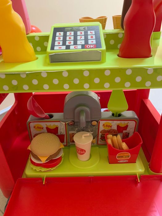 Продавам комплект за почистване и камионче за хамбургери и сладолед