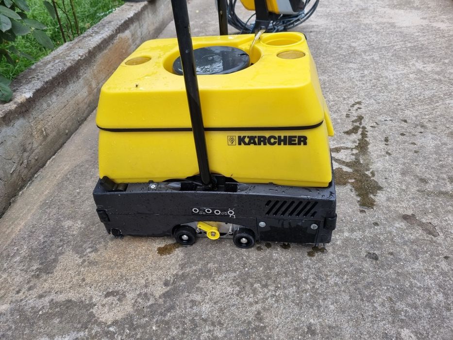 Aparat de curatat pardoseli,gresie,pavele Karcher BR 400