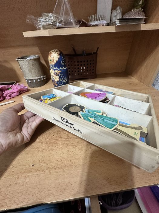 Деревянная игрушка куклы с одеждами на магните