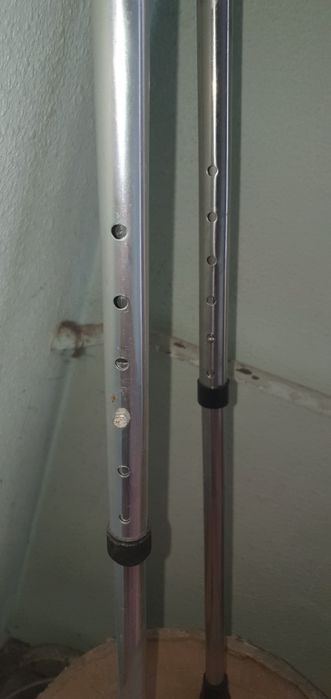 Vând 2 Bastoane  metalice reglabile pe înălțime!
