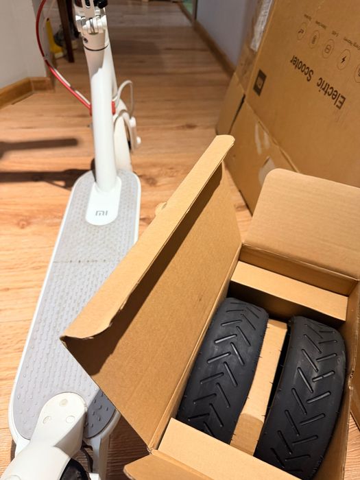 Trotineta xiaomi mi m365 alba - ca noua, foarte putin folosita, fara lovituri, cutie