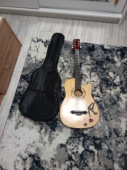 Vând chitară acustică