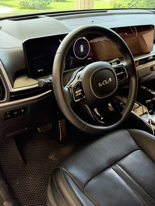 Kia Sorento V6 с черными R20 дисками