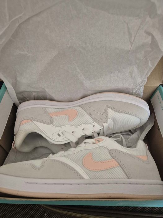 Adidasi Nike SB.