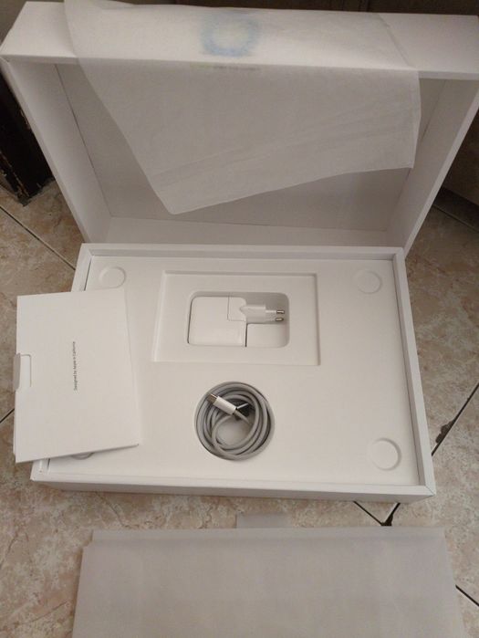 MacBook air 13 M2 24GB 512 GB като нов