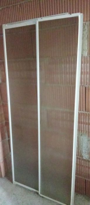 Паравани за баня с плъзтаща врата и алуминиеви рамки