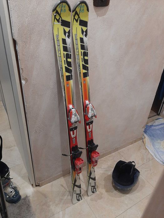 Ски екипировка каска ски и щеки