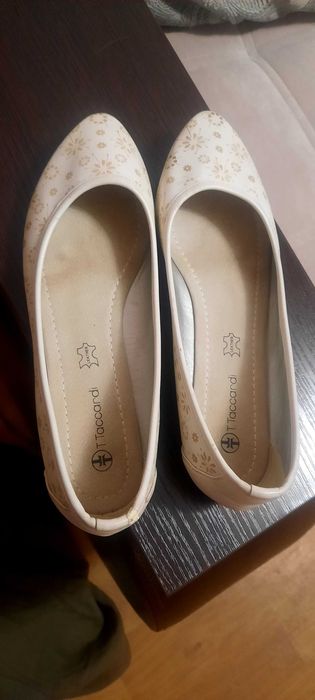Продам балетки женские(белые)
