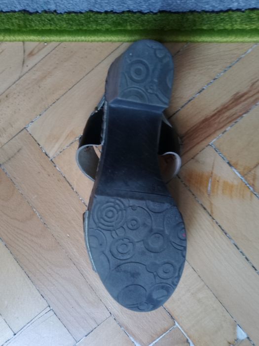 Sandale de piele, marime 38 si 36, stare foarte buna, 22  lei perechea