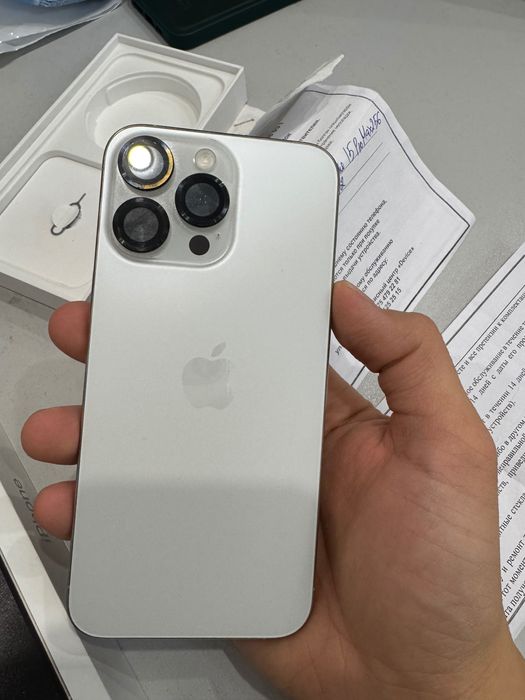 Продам айфон 15 про макс 256 гб в белом цвете