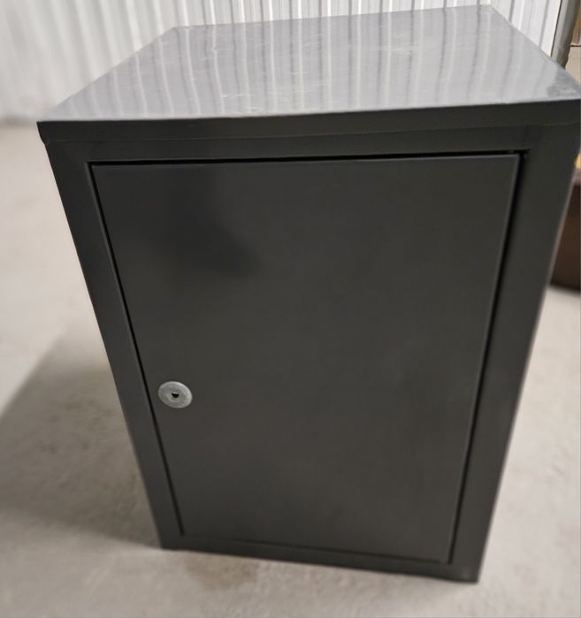 Железный шкаф, сейф.