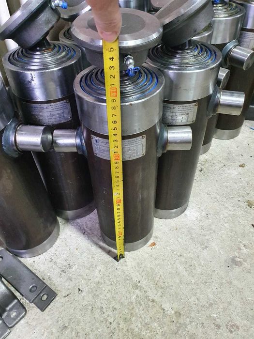 Cilindri de basculare fabricatie Italia 7 T , 9 T, 11 T .