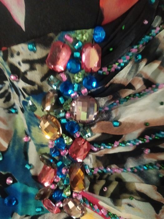 Официална  цветна рокля с красиви камъни!