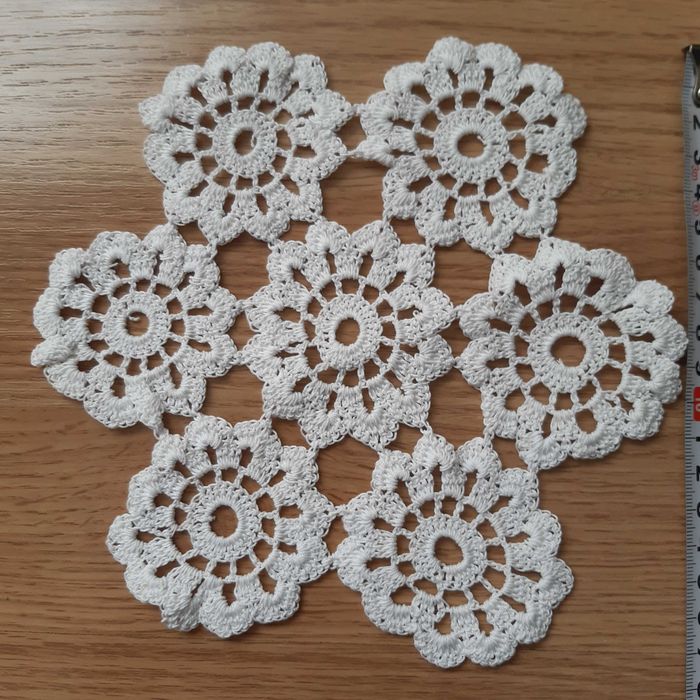 Две малки бели покривки на една кука