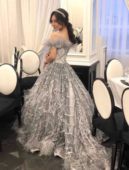 Вечернее платье с перьями