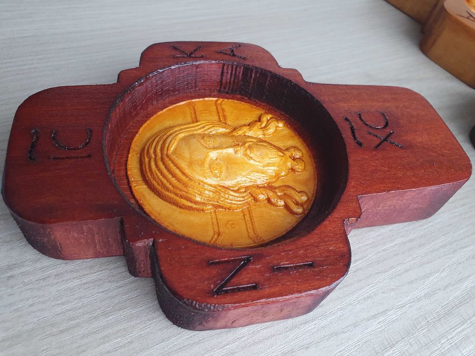 Cruce cu Chipul Domnului Iisus Hristos 14x10 cm Lemn tei culoare mahon