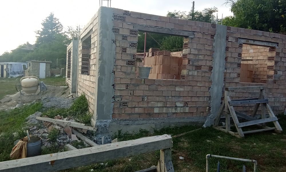 Полу завършена къща