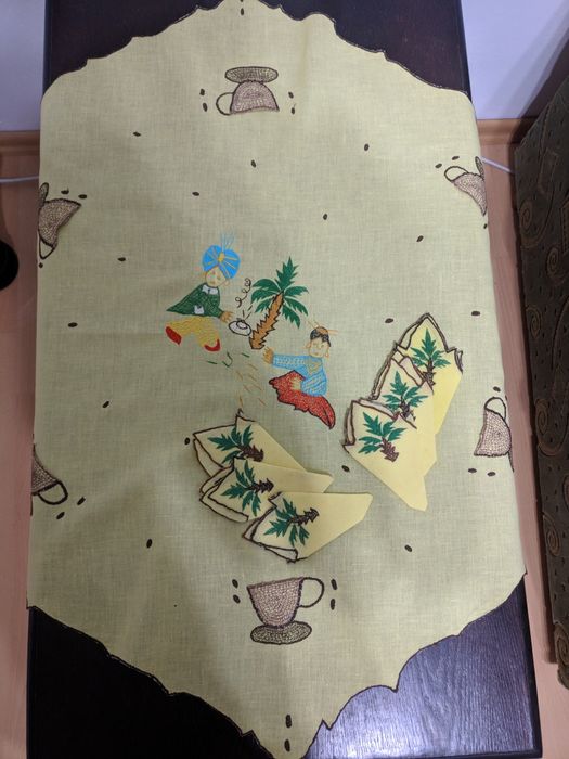 Fata de masa si 6 servete brodate manual