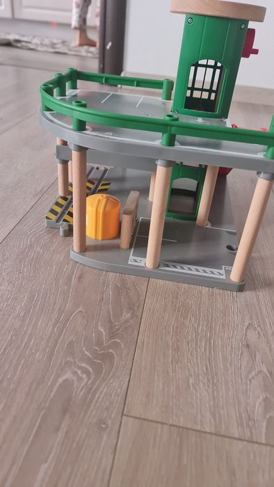 garaj de parcare Brio (33204). 
Setul include 2 mașini, 1 vagon de tra