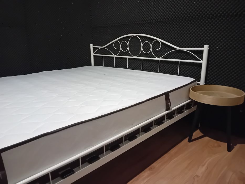 Pat Dublu Alb Metalic Plus Saltea 160x200 - Noptieră Cadou