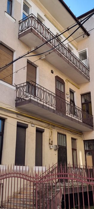 Vând apartament interbelic, 98.24 mp, etaj 1, inaltime 3.8m, două balcoane, str Horea.