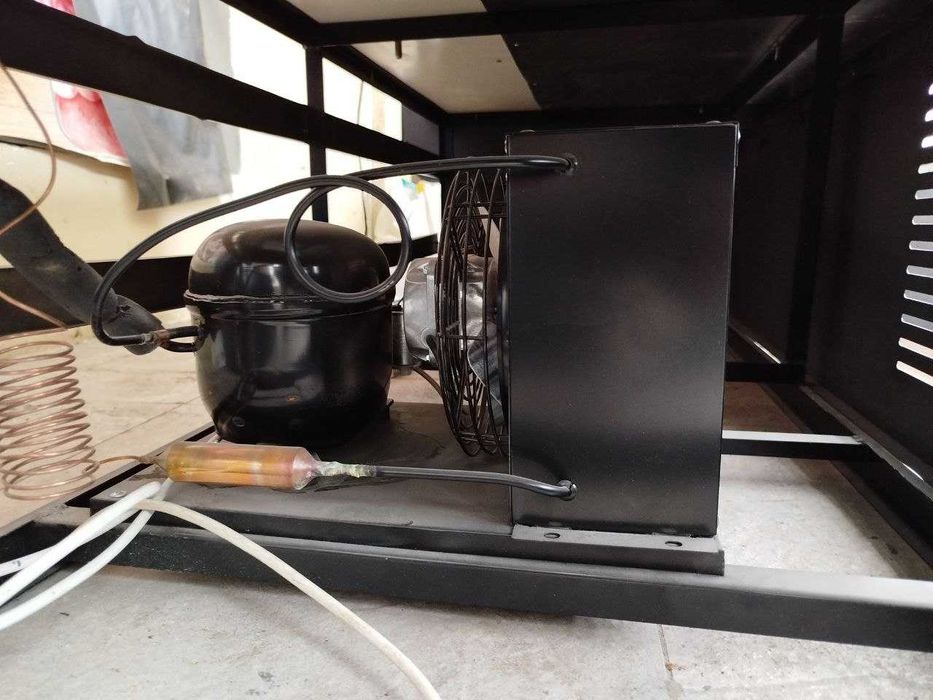 Vitrina holodelnik sotiladi