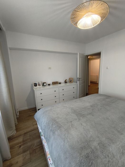 Vând apartament patru camere,Mioveni , renovat de la placă,liber