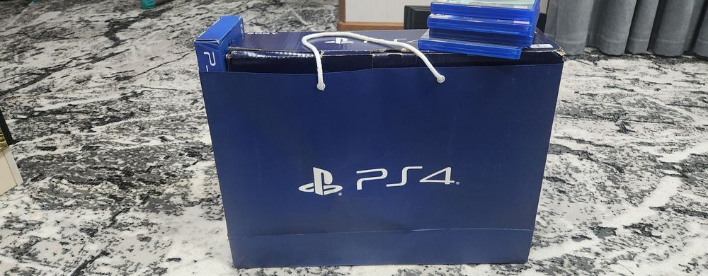 ps4 pro  yangi 6 ta o'yni ham bor 2ta jostik va gilopi ham bor 500$ ga