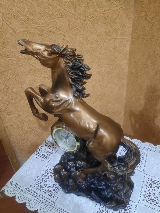 Настольно-каминные часы-статуэтка "Sweetti" в виде лошади, под бронзу.