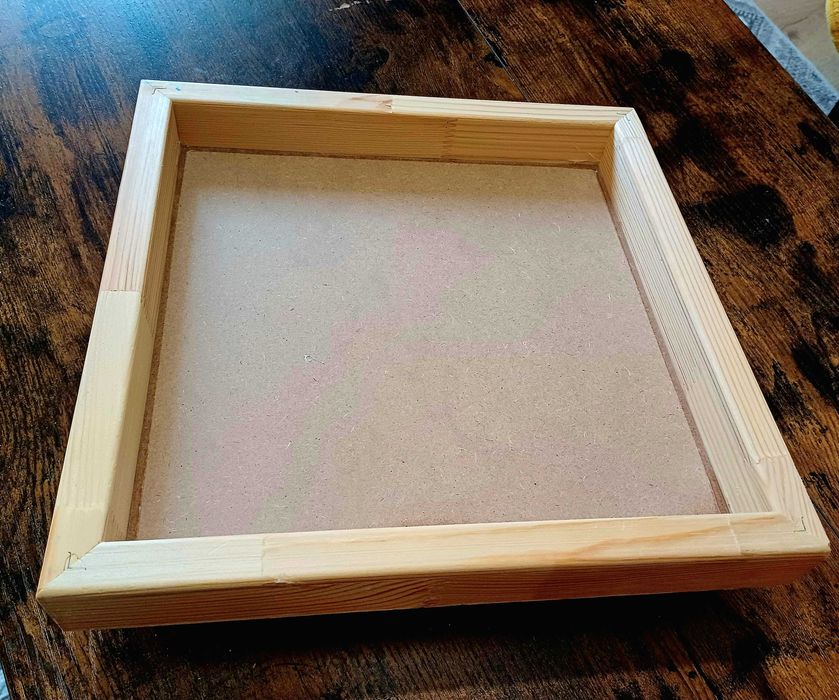 Картина направена с техника на разливане и добавена декорация