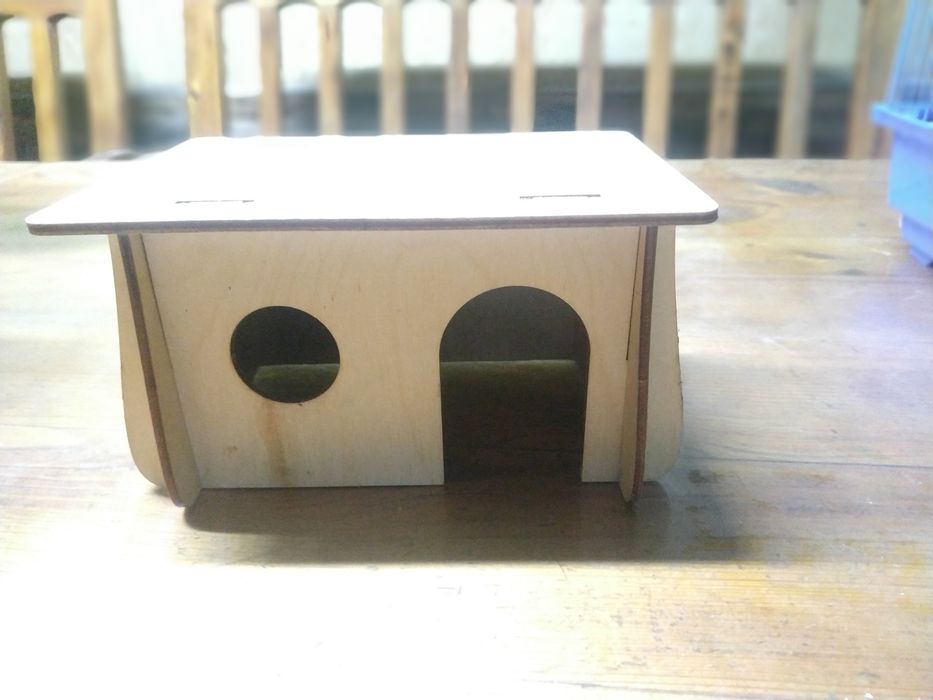 Продам клетки и домик для хомяков