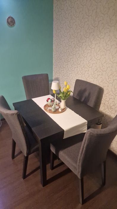 Masa extensibila lemn cu scaune tapitate