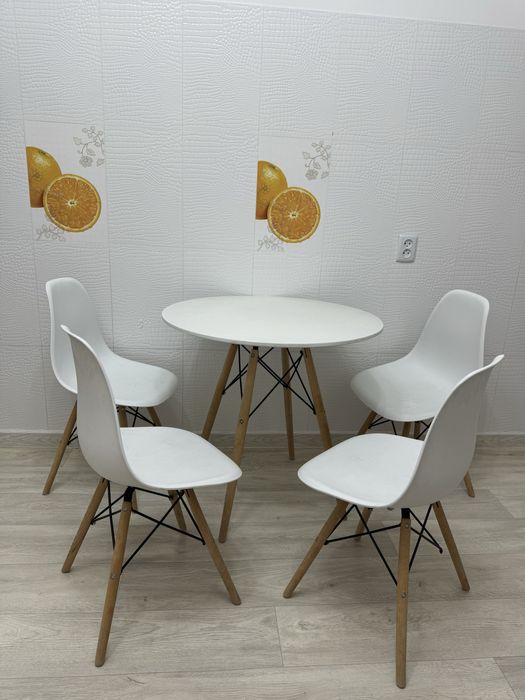 Продам Кухонный стол с 4 стульями