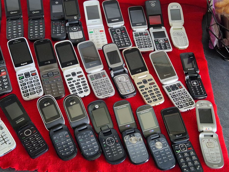 Telefon cu clapeta  perfect funcțional.  Pret/ bucata si in funcție de model