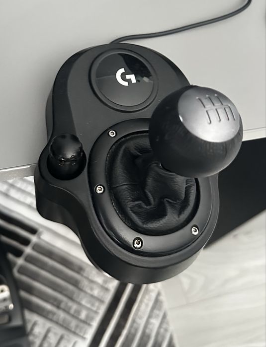 Vând volan logitech g923 varianta compatibilă cu PS
