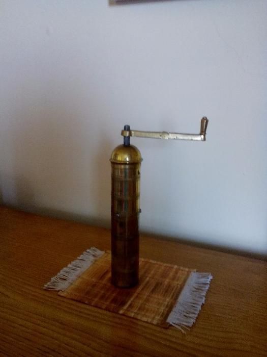 Ръчна мелничка за кафе, пирографирана кутия и преспапие