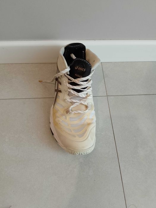 Asics meterise white and gold line.