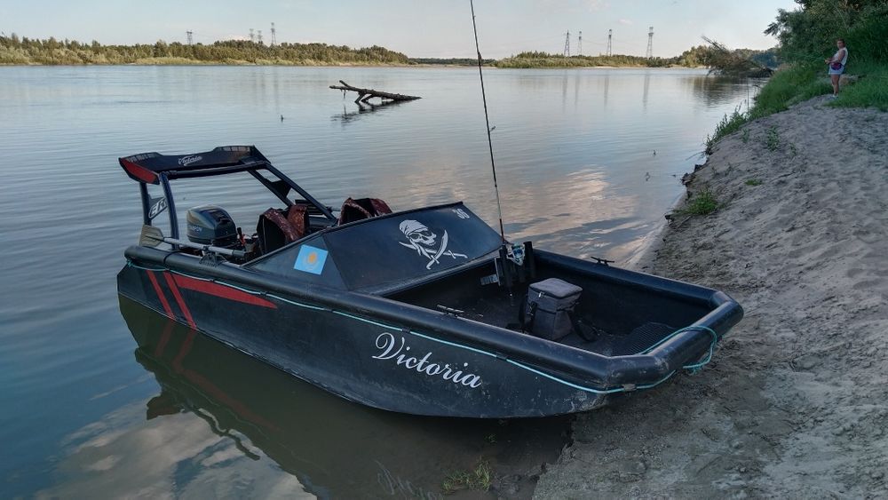 Продам лодку с мотор 9.9