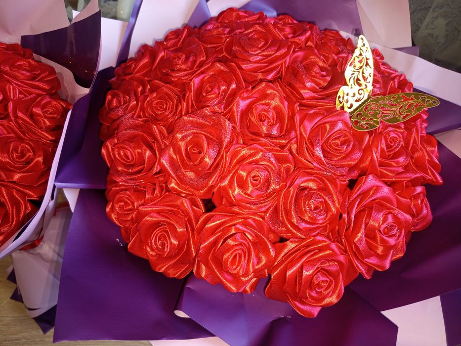 Букет из атласных роз