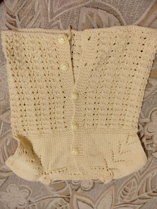 Детски ръчно плетени жилетки и елеци
