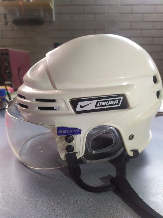 Продам хоккейный шлем