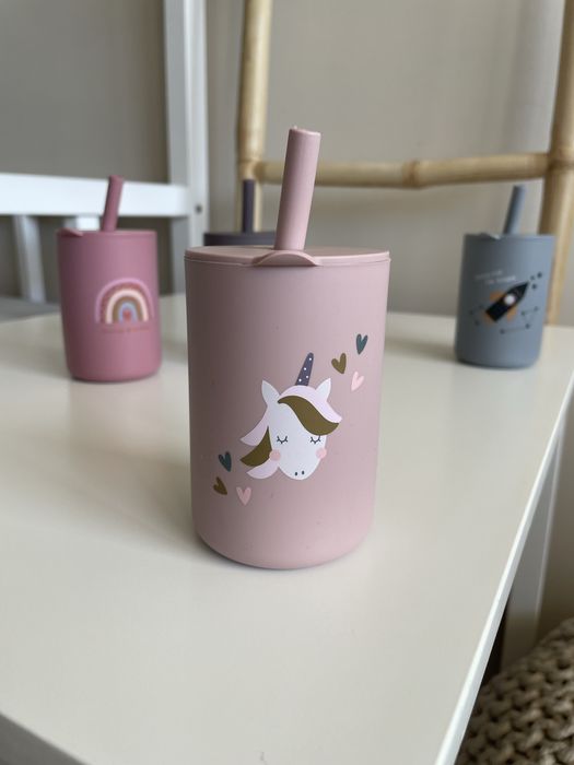 Силиконова чашка със сламка и капаче за бебе или дете