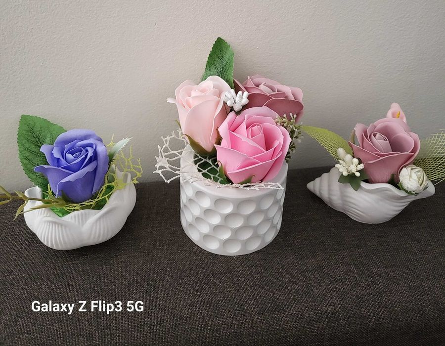 Кутии, кошнички и кашпи с рози от пластичен сапун