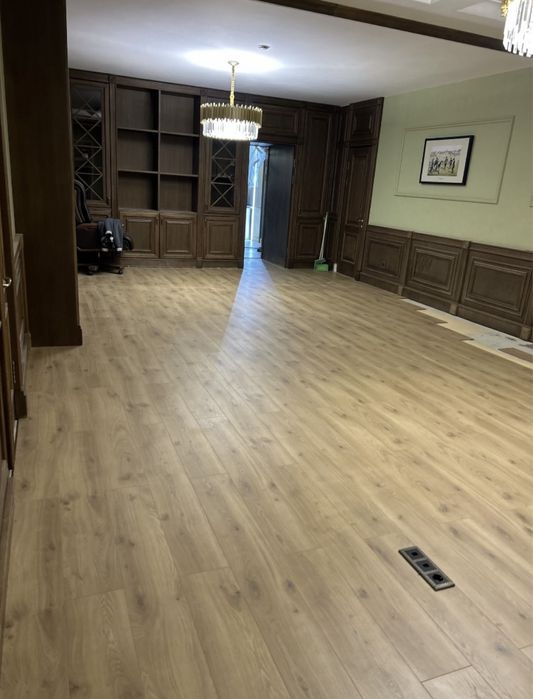 Уклада ламината и плинтуса